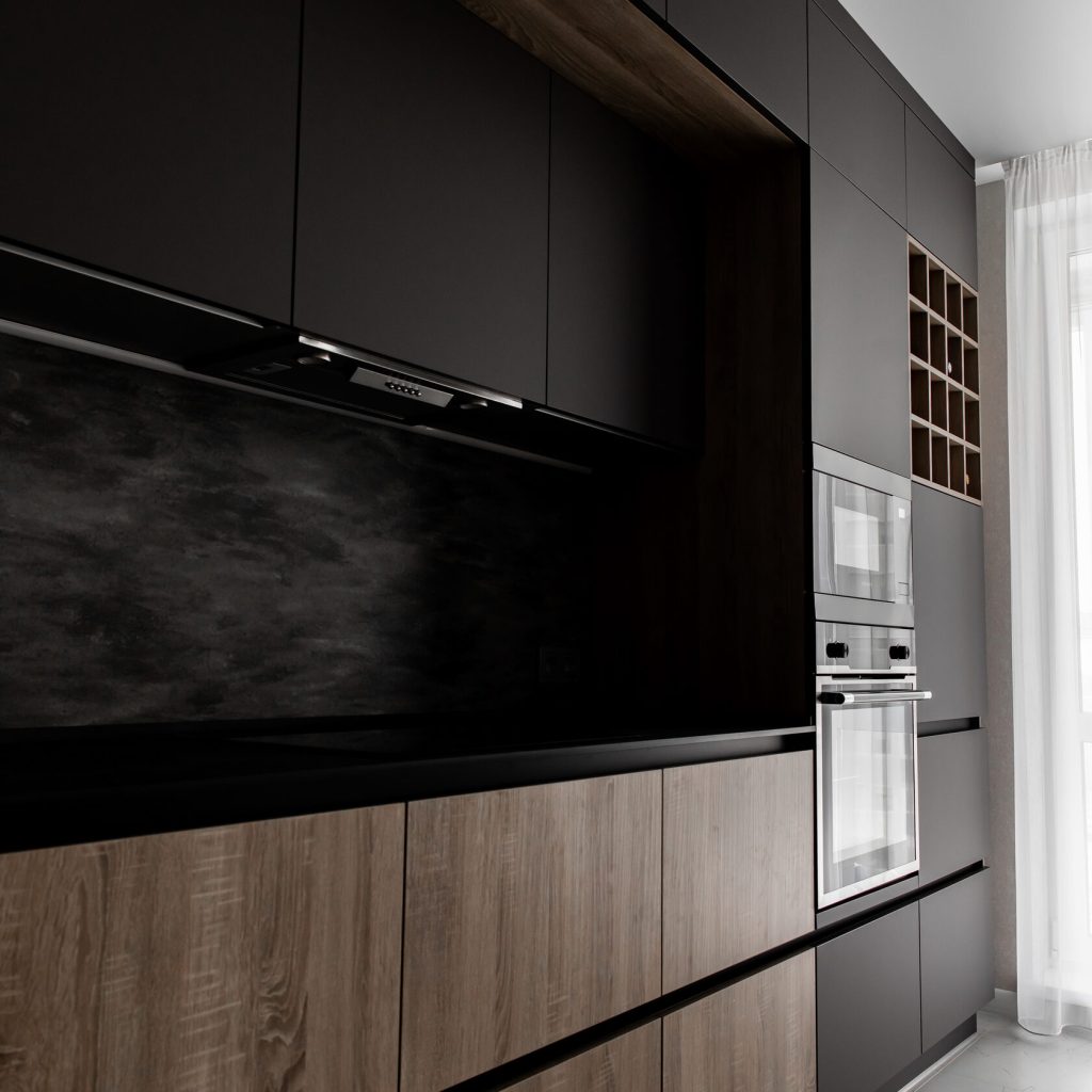 Кухонный гарнитур в современном тёмном цвете