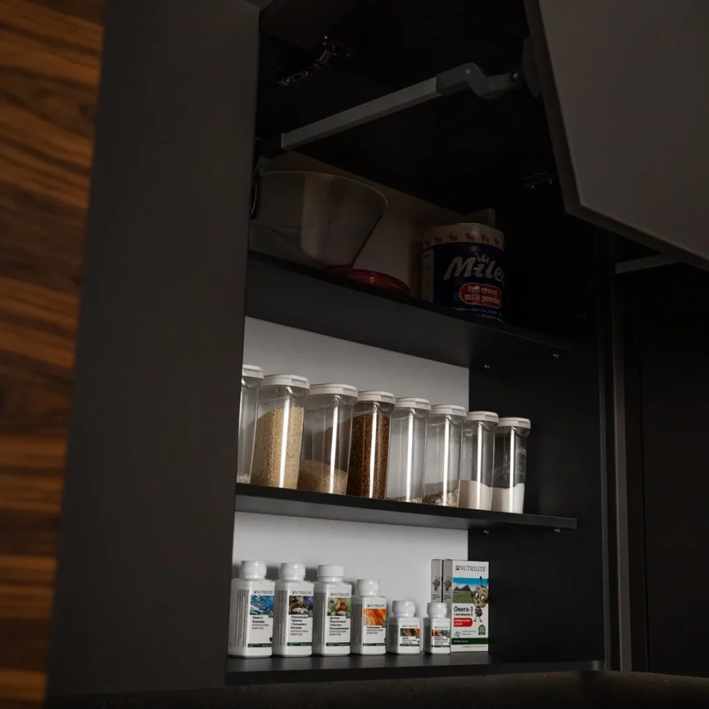 Вместительный шкаф на премиум кухне