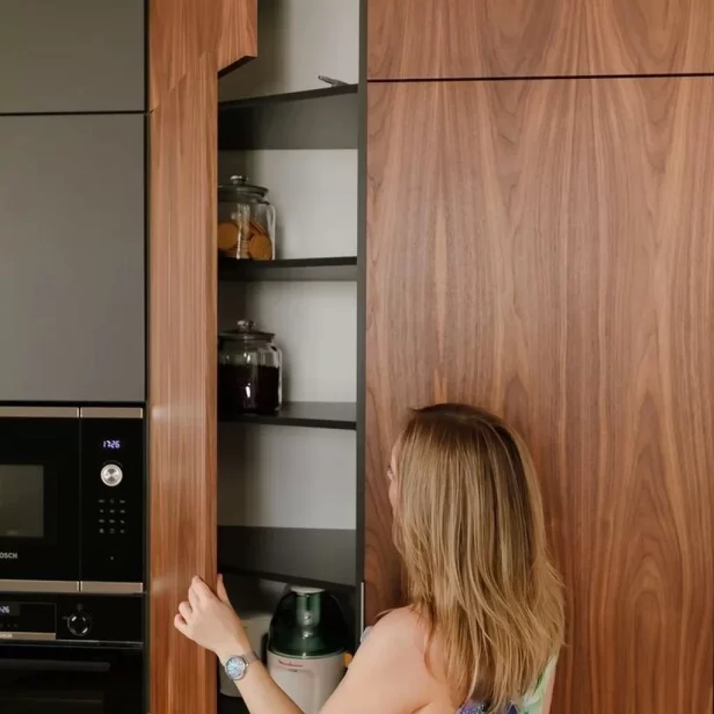 Вместительный пенал для кухни рядом с холодильником