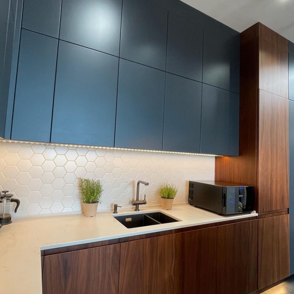 Угловой 2-уровневый кухонный гарнитур АЛИСА с квадратной мойкой на заказ в Красноярске