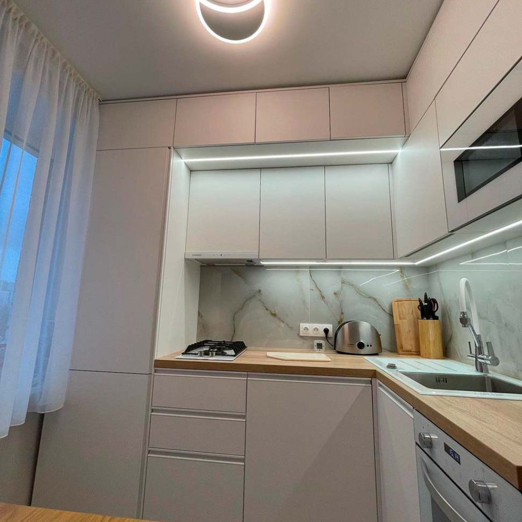 Кухонный гарнитур с подсветкой и пеналом в белом цвете на заказ в Красноярске