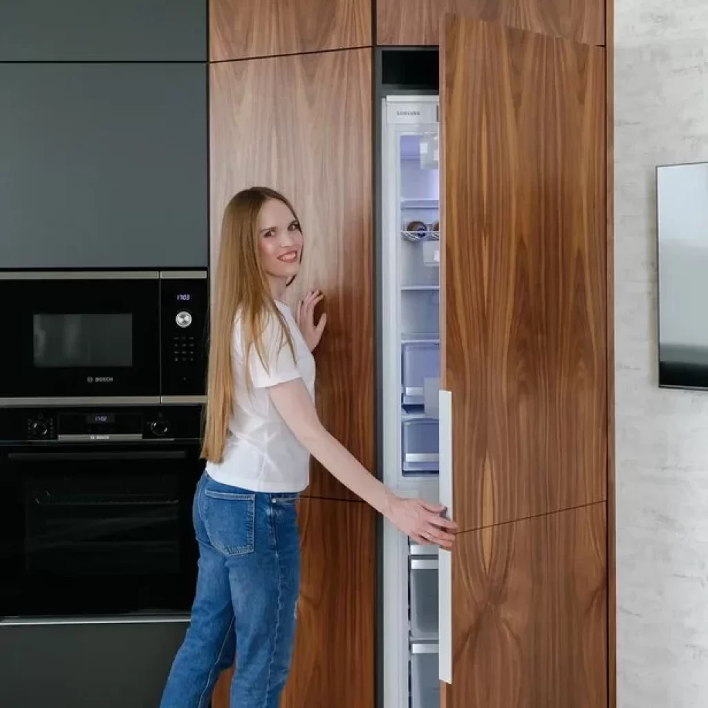 Большой встроенный холодильник на кухне