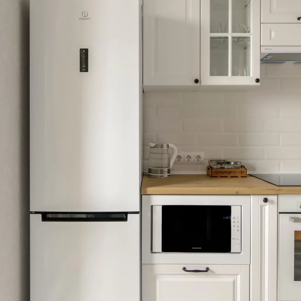 Сочетание белой кухни с холодильником