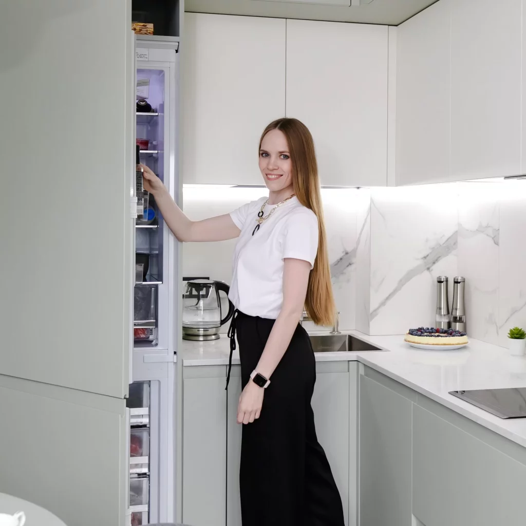 Встроеный холодильник на маленькой кухне