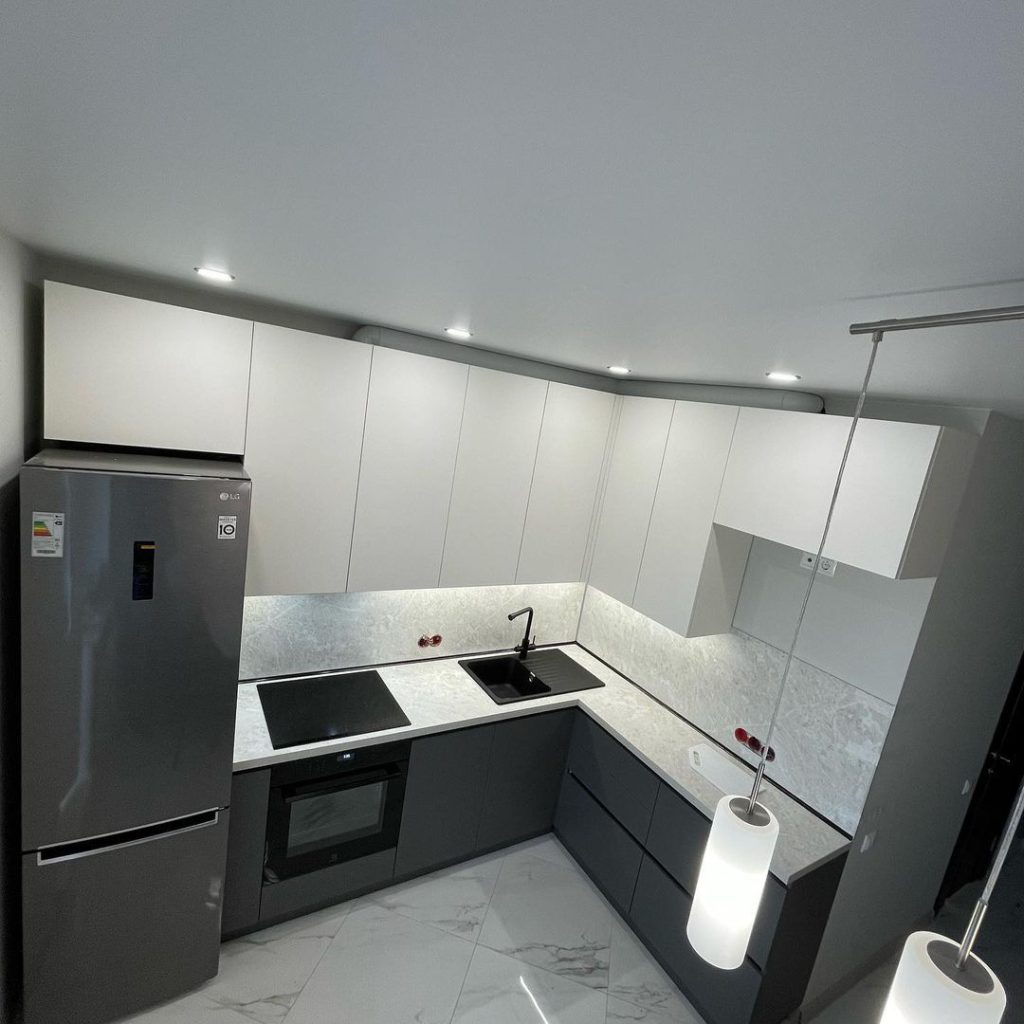 Кухонный гарнитур тёмно-серого цвета в сочетании с белым на заказ